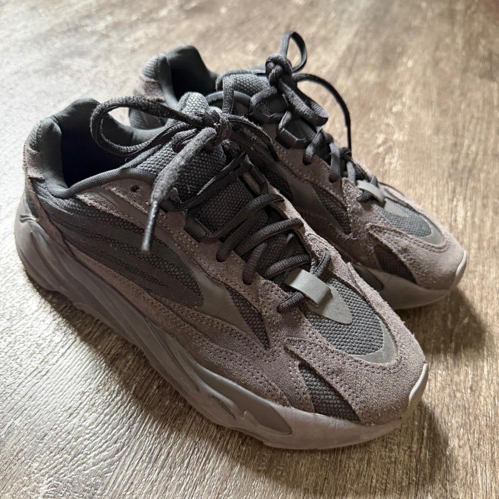 Adidas Yeezy Boost 700 V2 Mens 6.5 Vanta Black Suede Reflective FU6684 Sneaker